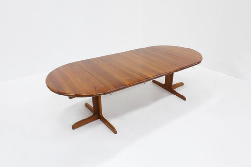 Vintage Danish round extendable dining table in solid teak wood Langeskov möbelfabrik