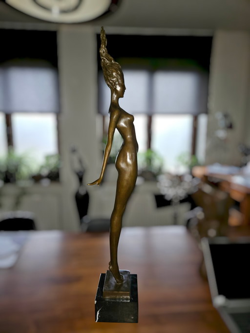“Daphne” – J.P. Alioth | Bronze sculpture on marble | 100 cm