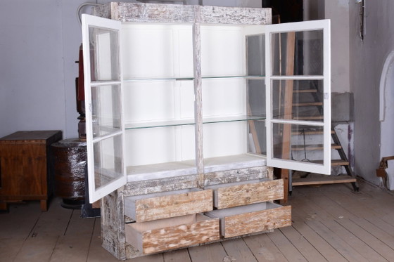 Originele boekenkast uit het midden van de 20e eeuw, van sparrenhout en glas, Provençaalse stijl, Frankrijk, (photo 4 of 12)