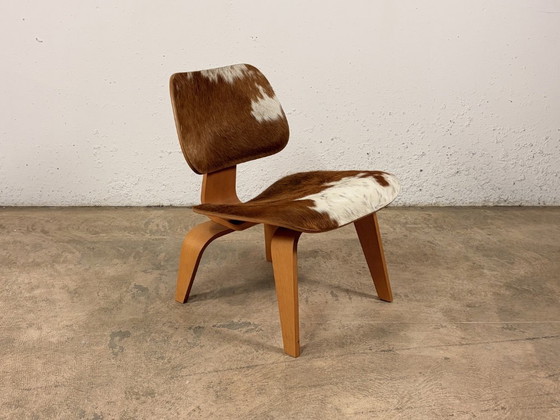 Image 1 of Eames Plywood Group LCW-stoel voor Vitra, ontworpen door Charles & Ray Eames, jaren 2000.