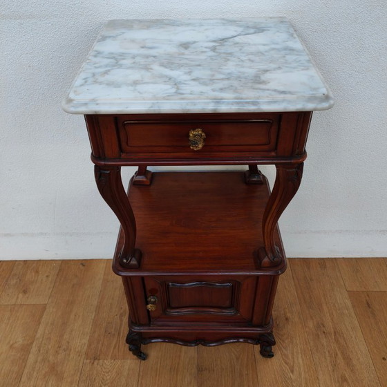 Image 1 of Table de chevet ancienne vintage avec plateau en marbre