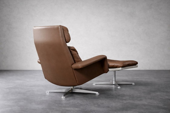 Image 1 of Fauteuil pivotant et repose-pieds en cuir marron, style danois moderne vintage, années 1970, ensemble de 2