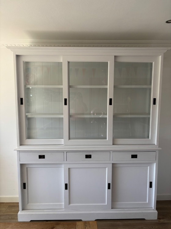 Weiße Holzvitrine mit Schiebetüren, Glas, Klassiek (Foto 2 von 12)