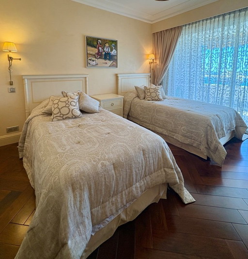 2 lits avec matelas, sommiers et têtes de lits 