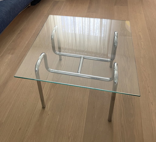 Table basse design chromée avec verre
