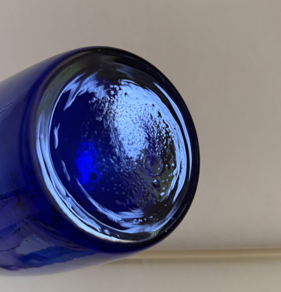 Image 1 of Blauwe iriserende kristallen vaas uit de jaren 80