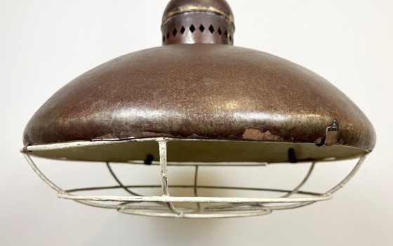 Image 1 of Grande lampe industrielle brune à grille en fer, années 1960