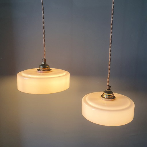 Ensemble (2) lampes suspendues Art Déco vintage en verre opalin rose pastel.