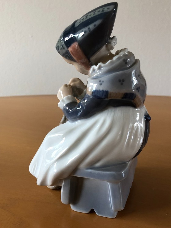 Royal Copenhagen - Amage Girl Sewing - Model 1314 – Decorative Objects, Porcelain (photo 8 of 14)