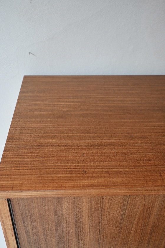 Image 1 of Precioso y elegante aparador/vitrina de pared de mediados de siglo.