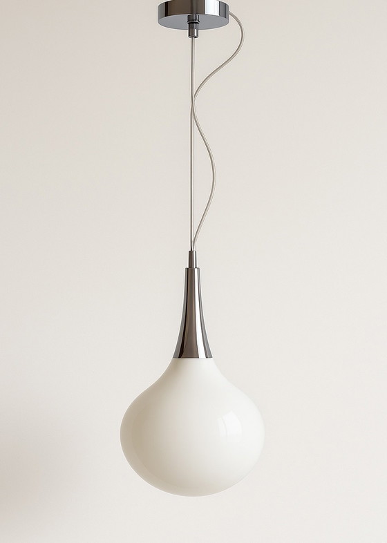 Image 1 of Lampada a sospensione Rietveld – lampada a sospensione a forma di lacrima in vetro bianco e cromo – condizioni eccellenti (2009)