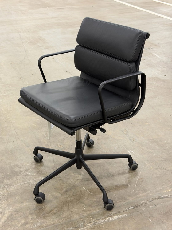 Vitra EA 217 Soft Pad Chair – Fauteuils, Leer (photo 10 of 13)