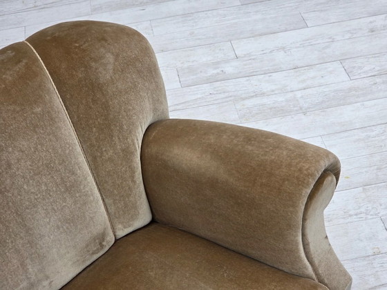 Image 1 of Deense driezitsbank uit de jaren 60, bekleed met groen meubelvelours en voorzien van eikenhouten poten.