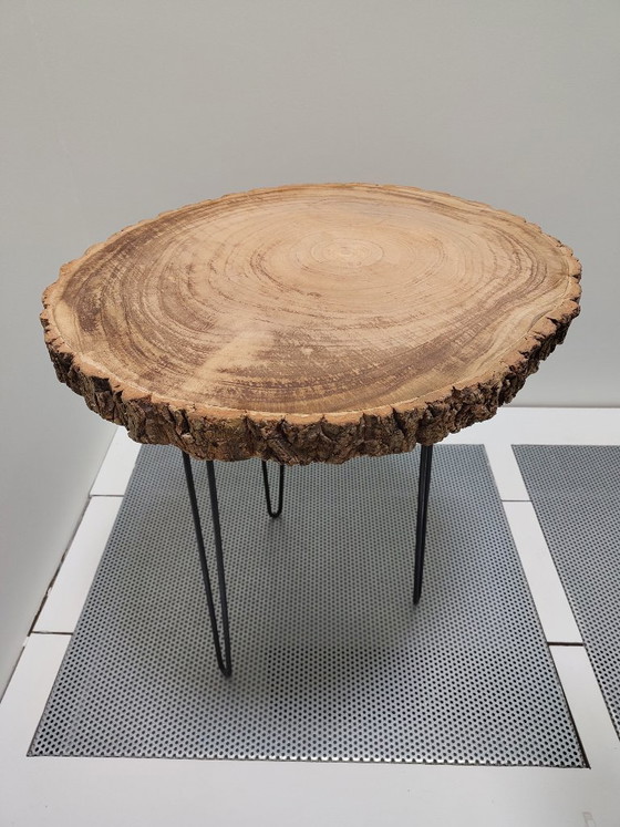 Image 1 of Mesa auxiliar única de hierro y rodaja de árbol – Estilo Pomax