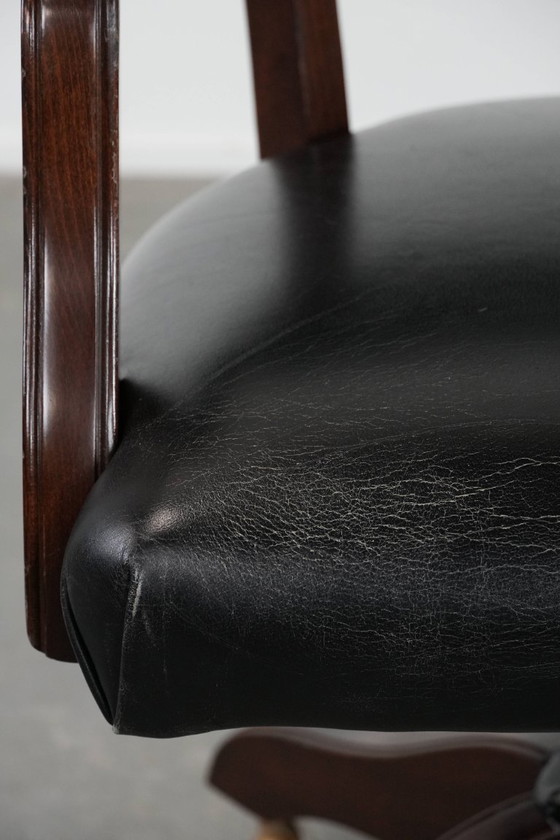 Image 1 of Zwarte, tijdloze, chesterfield bureaustoel gemaakt van rundleer en hout op wieltjes