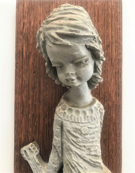 Image 1 of Scultura da parete in ceramica vintage "Ragazza con chitarra"