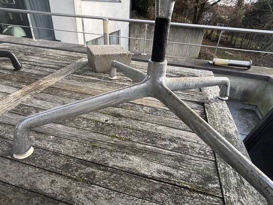 Image 1 of Vitra EA 107 en EA117 stoelen