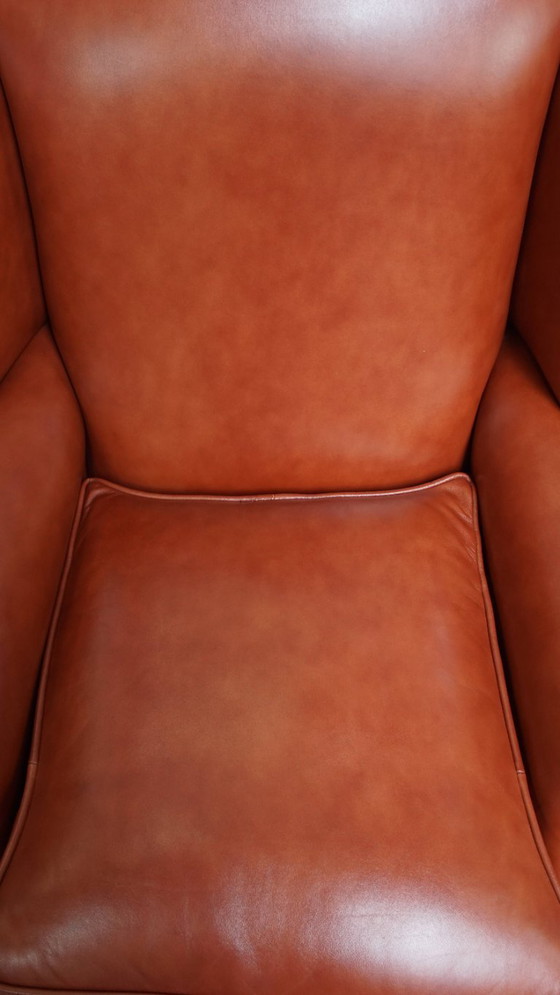 Image 1 of Elegante en comfortabele gladde Engelse rundleren chesterfield oorfauteuil met sierlijke pootjes