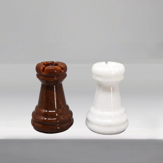 Image 1 of Magnifique jeu d'échecs marron et blanc des années 1970 en albâtre de Volterra, fait main. Fabriqué en Italie.