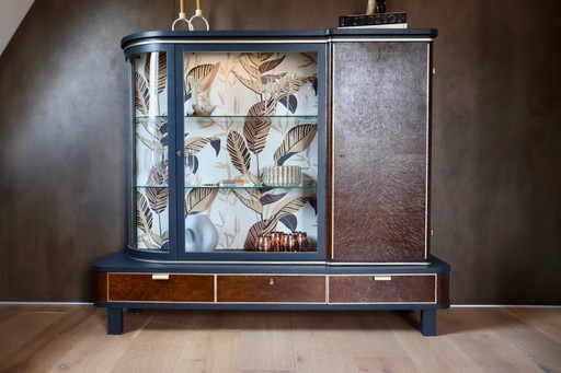 Mobile Art Déco con vetrina in vetro curvo – Restaurato, impiallacciatura in radica, illuminazione