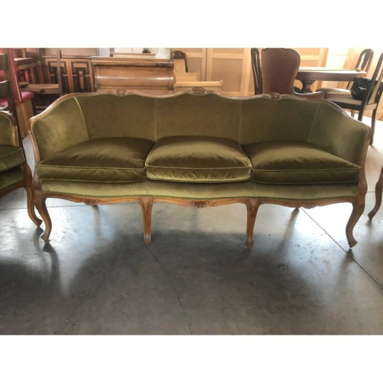 Image 1 of Ensemble trois pièces comprenant un fauteuil et un canapé en noyer de style italien, datant du milieu du XXe siècle.