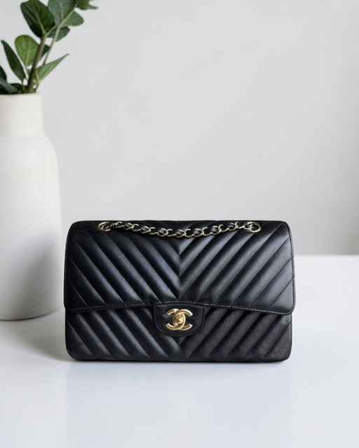 Borsa Chanel Classic Flap Medium - 25 cm in pelle di agnello con motivo chevron, nera, con finiture dorate, serie 23