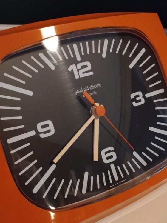 Horloge murale orange Space Age des années 70 – Good-Old-Electric, Pendules, Plastique, Plexiglas (photo 3 of 7)