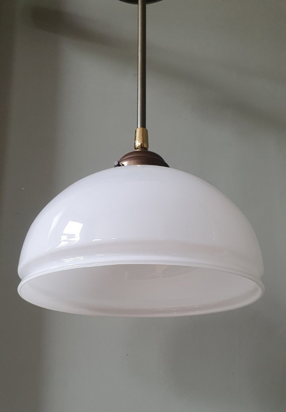 Image 1 of Lampada a sospensione vintage - vetro opalino bianco in forma decorativa