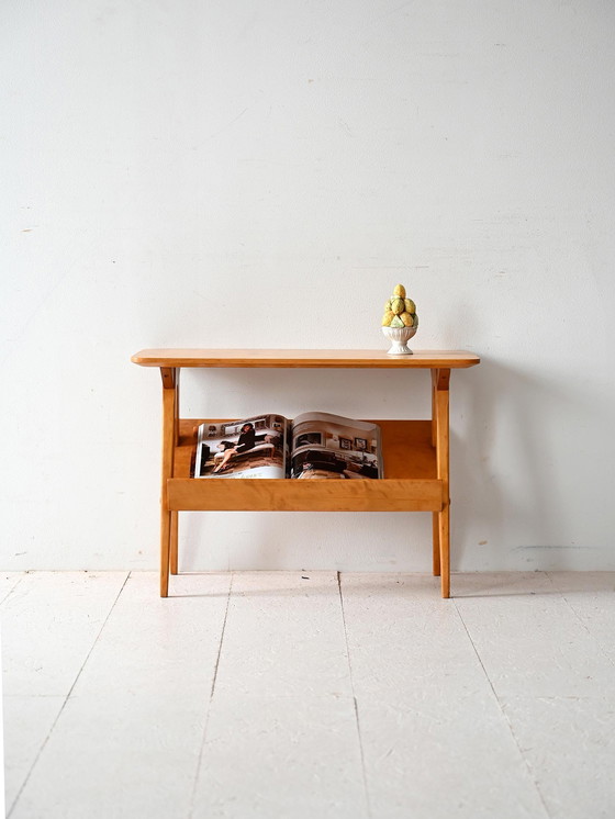 Image 1 of Scandinavische vintage tafel met berkenhouten displayplank