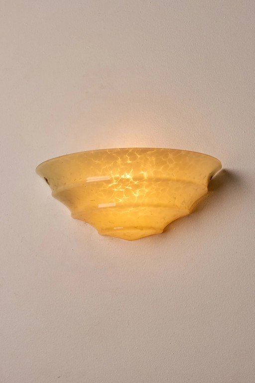 Wandleuchte aus gelbem, marmoriertem Glas in Muschelform, Mid-Century, 1970er Jahre