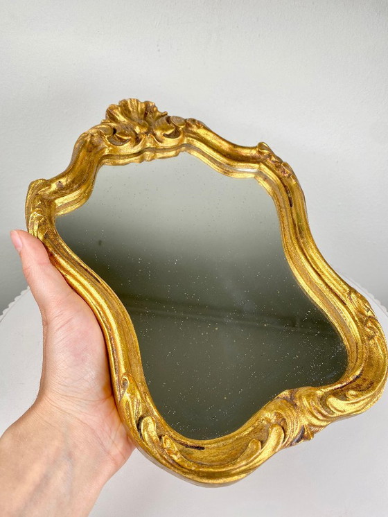 Image 1 of Kleine vintage Rococo / Regency stijl vergulde spiegel - sierlijke gouden barokke accentspiegel - kleine wand- en kaptafelspiege