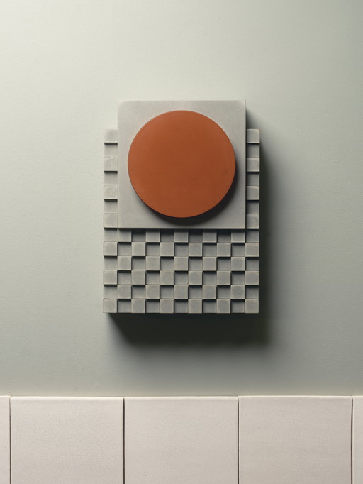 Escultura brutalista de pared de hormigón