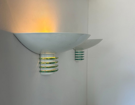 Coppia di applique postmoderniste, metallo bianco e vetro, Francia 1980