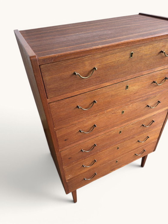 Cómoda danesa antigua "Tallboy" de teca con tiradores de latón. – Wood, Brass (photo 7 of 11)