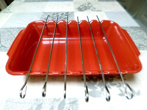 Magnífica fuente de horno de cerámica para brochetas, origen francés, brochetas incluidas