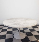 Mesa Tulipán de Knoll Saarinen, 1960, mármol blanco.