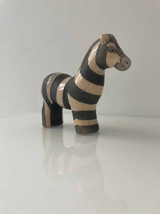Image 1 of Estatua de cebra de cerámica raku – diseño artesanal