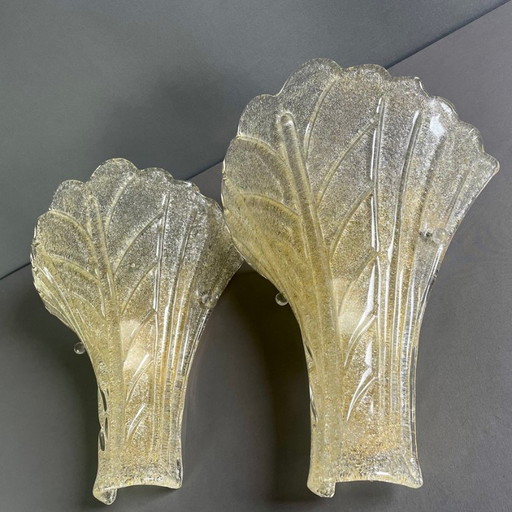 Coppia di grandi applique in vetro artistico di Murano degli anni &#39;90. Stile Barovier e Toso. Montature in graniglia color a