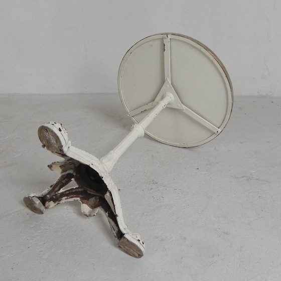 Image 1 of Mesa de bistró con patas de hierro fundido y tablero de mármol, década de 1920.