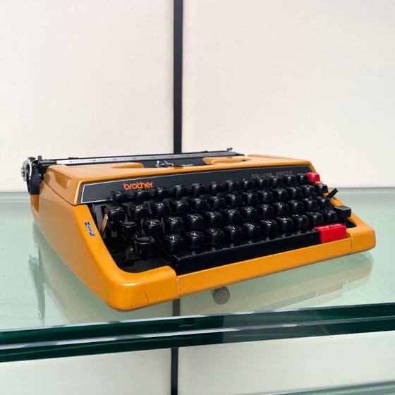 Image 1 of Macchina da scrivere Brother Deluxe 250TR gialla degli anni '70 con custodia, prodotta in Giappone.