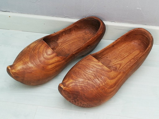 Ein Paar antike Holzclogs