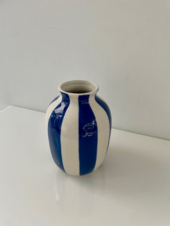 Image 1 of Keramieken vaas met handgeschilderde blauwe strepen