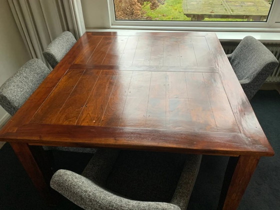 Image 1 of Mesa de comedor de teca maciza para 4-6 personas.