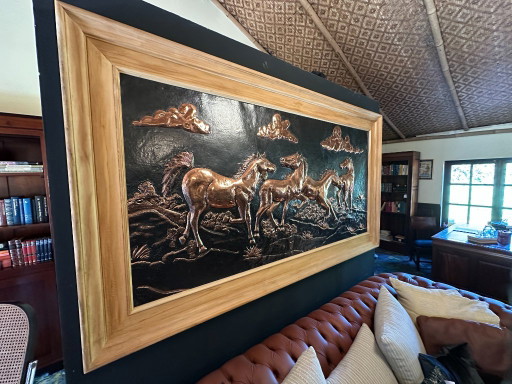 Unique hammered copper wall relief with galloping horses. – decoratieve objecten, Wood (photo 2 of 7)