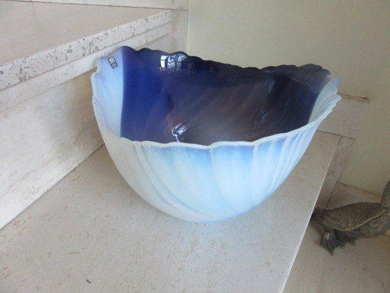 Image 1 of Coupe à fruits en verre bleu splendide de Mats JONASSON avec étiquette d'origine, design inhabituel, très lourde,
