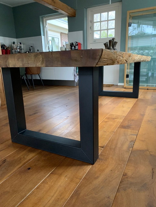 Grande table à manger robuste