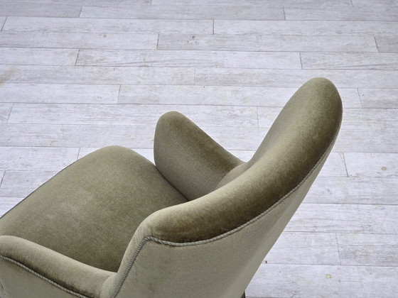 Image 1 of Poltrona danese con schienale alto, anni '70, rivestimento in velluto verde.