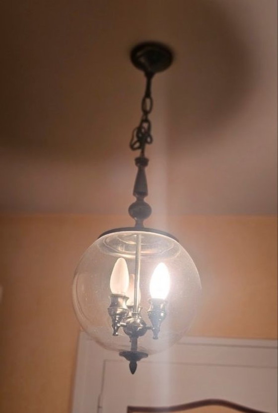 Vintage hanglamp in lantaarnstijl – Dikke glazen bol – 3 lampen – Gepatineerd metaal – old school (photo 3 of 5)