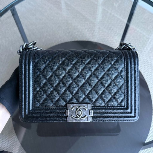 Chanel Boy Medium – Gestepptes, genarbtes Kalbsleder in Caviar-Optik, schwarze Ruthenium-silberne Beschläge, Serie 20