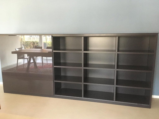 1X armoire Molteni (système 505) à mi-hauteur avec porte coulissante en haute brillance.  